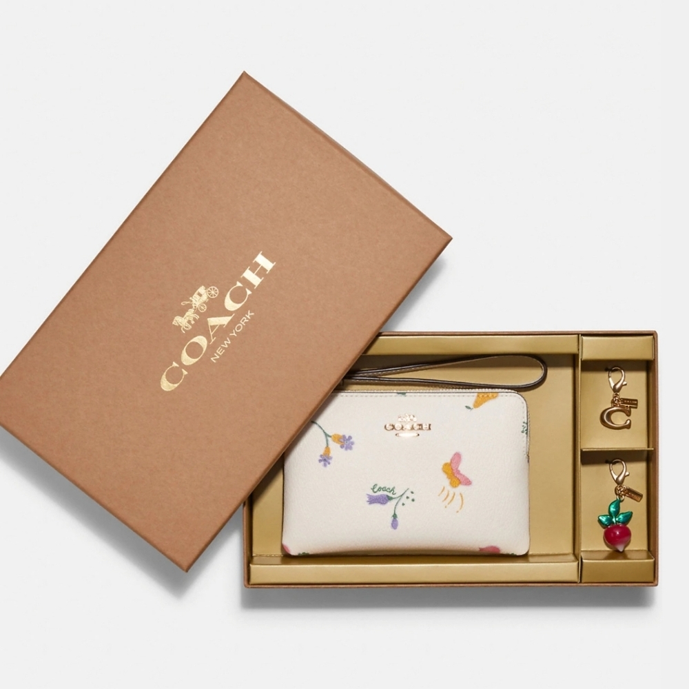 Coach Boxed Corner Zip Wristlet With Dreamy Veggie Print